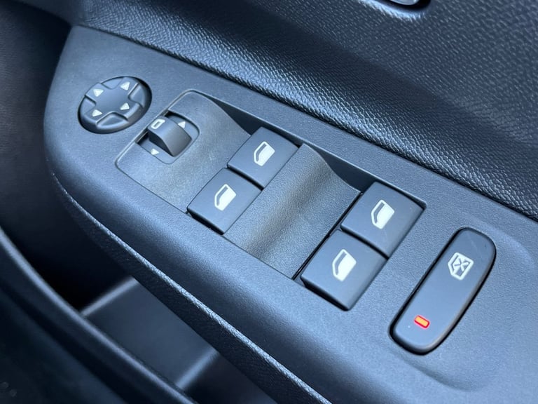  Vauxhall Corsa Electric 50kwh Design Hatchback 5dr Electric Auto 136 Ps