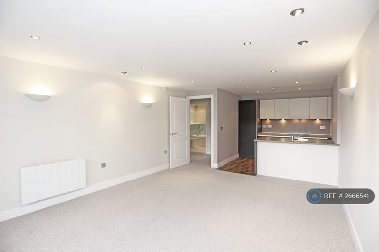 2 bedroom flat in George Street, Prestwich, Manchester, M25 (2 bed) (#2666541)
