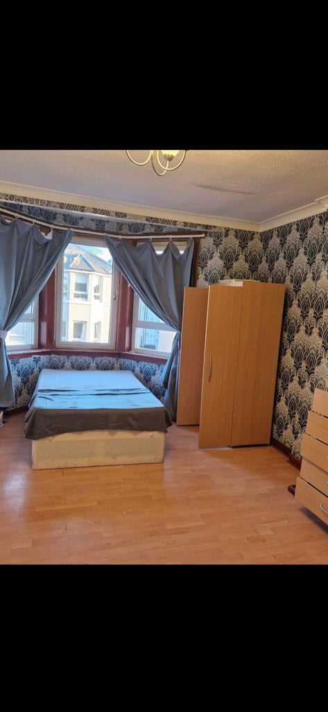 Double room available in 3 bedroom flat