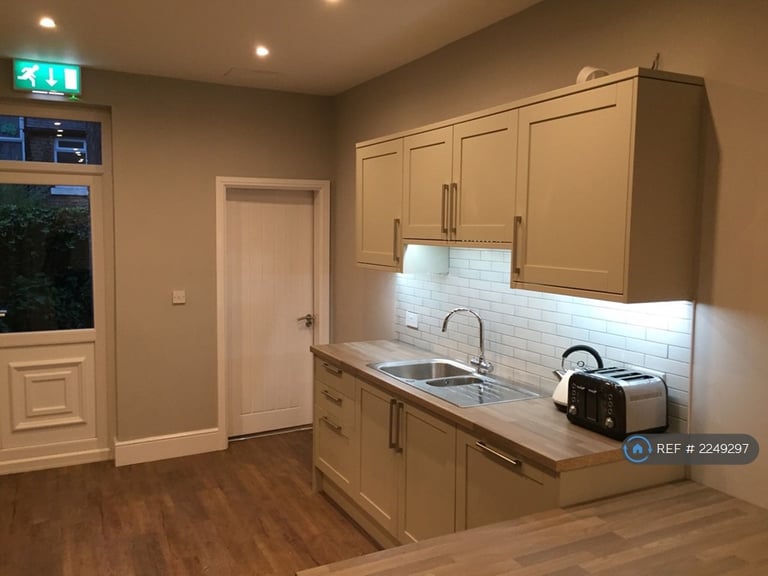 6 bedroom house in Gresford Avenue, Liverpool, L17 (6 bed) (#2249297)
