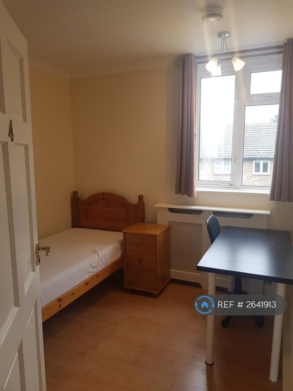5 bedroom flat in Lorrimore Square, London, SE17 (5 bed) (#2641913)