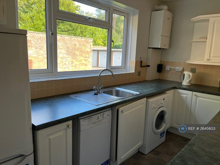 2 bedroom flat in Beacon Hill Court, Hindhead, GU26 (2 bed) (#2645603)