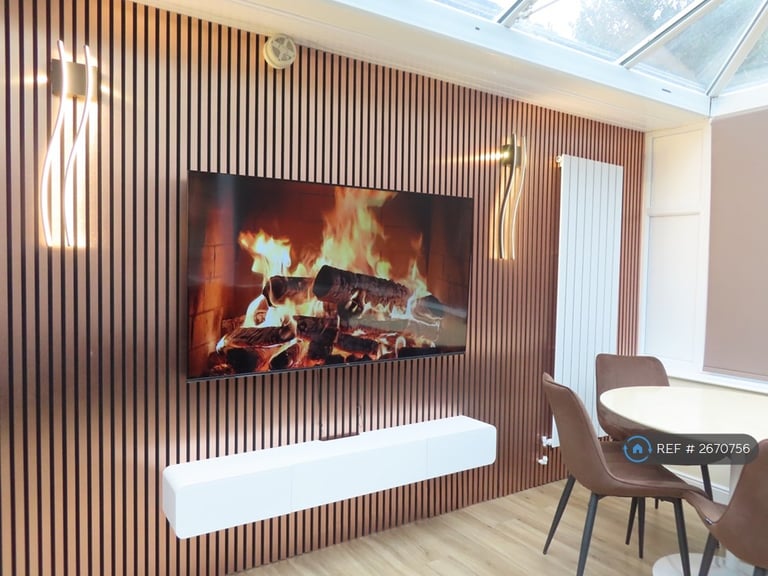 image for 8 bedroom house in Harlaxton Drive, Nottingham, NG7 (8 bed) (#2670756)