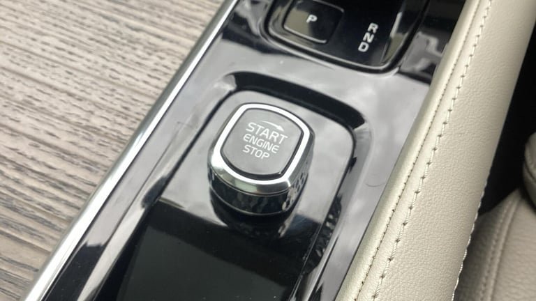 2022 Volvo XC90 Plus Dark B5 (235 hp) ESTATE Diesel/Electric Hybrid Automatic