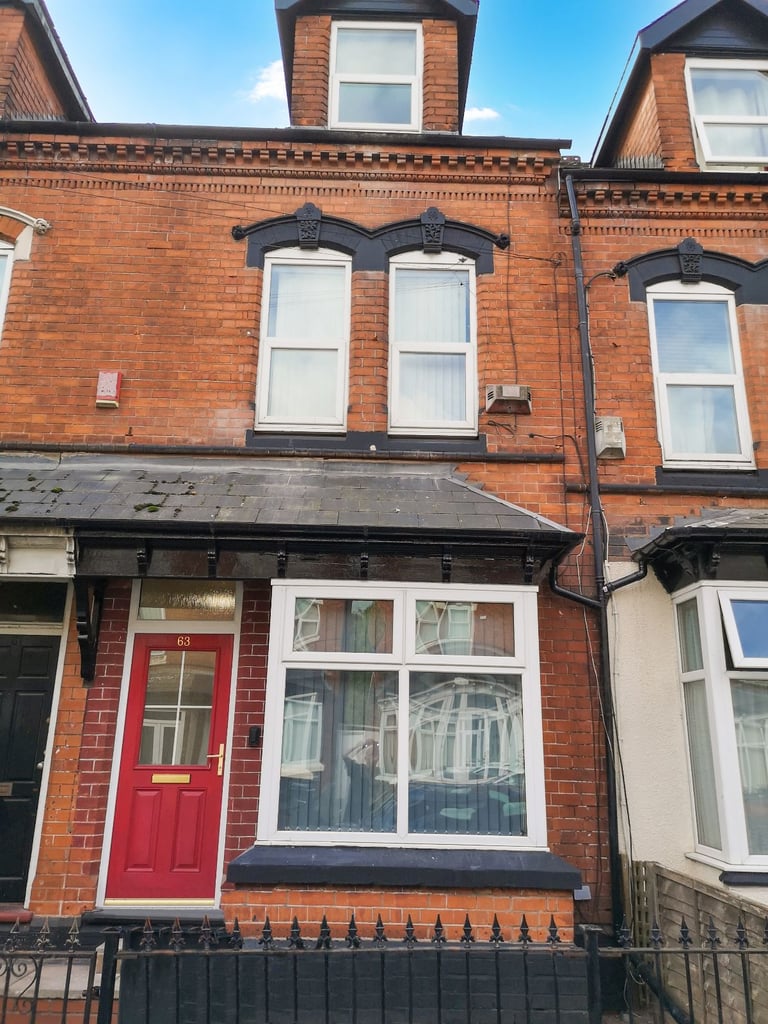 DSS only shared house - close to the High Street 