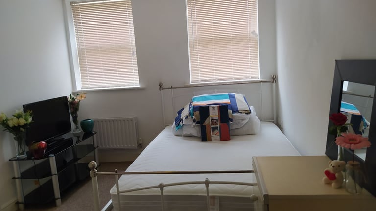 Double room (bright and spacious) close to Cheltenham Town Centre + parking