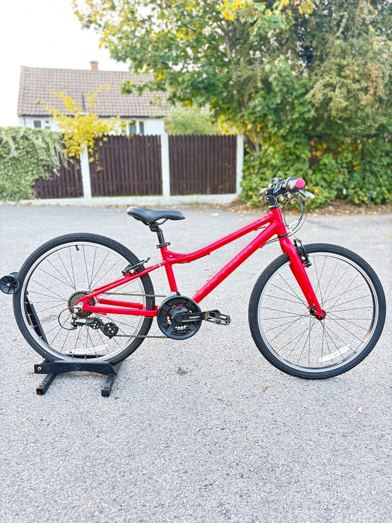 CARRERA SARUNA JNR Child's / Teen hybrid bike. 24 inch wheels. Fully working. Ready to ride away.
