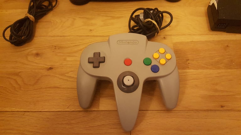 NINTENDO N64 CONSOLE WITH OFFICIAL CONTROLLER & LEADS