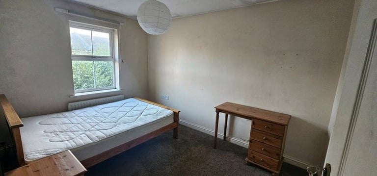 Double room to rent near town centre
