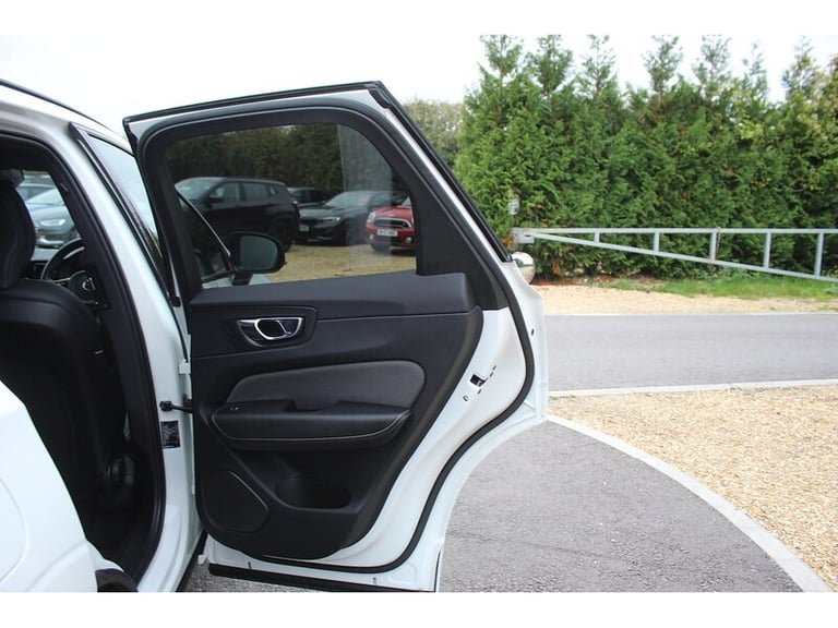 2022 Volvo XC60 B5 MHEV R-Design SUV HYBRID Automatic