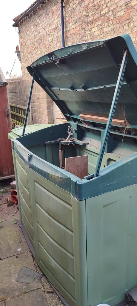 used good condition Keter? Outdoor Storage box large size