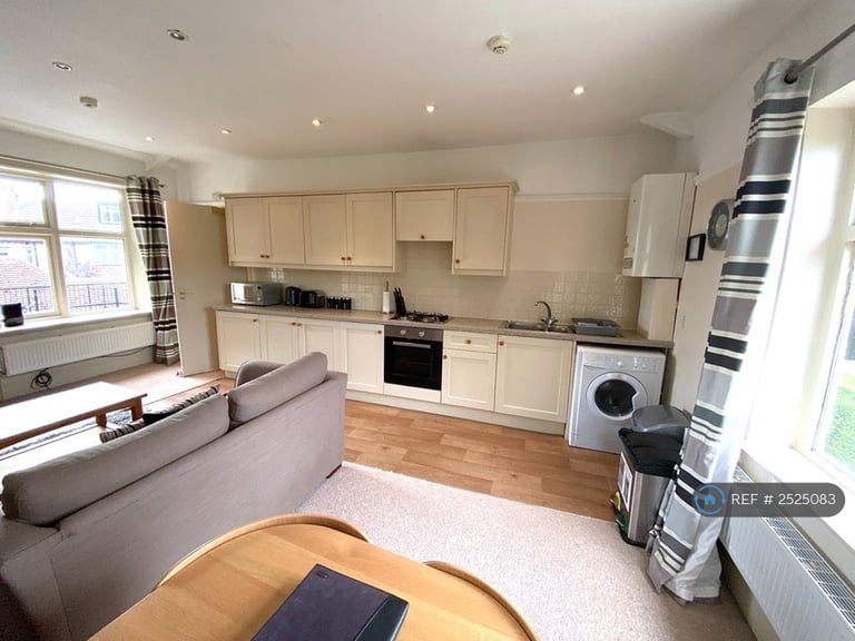 1 bedroom flat in Langcliffe Avenue East, Harrogate, HG2 (1 bed) (#2525083)