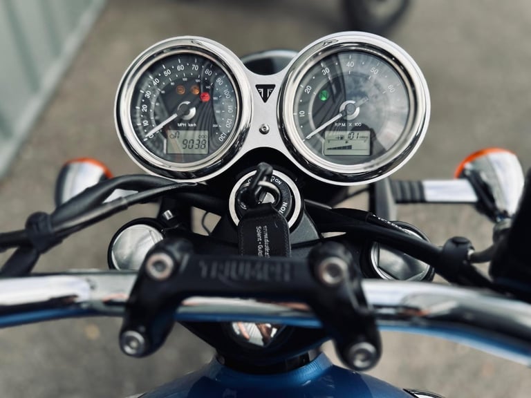 STUNNING 2018/18 TRIUMPH BONNEVILLE T100 MOTORCYCLE 