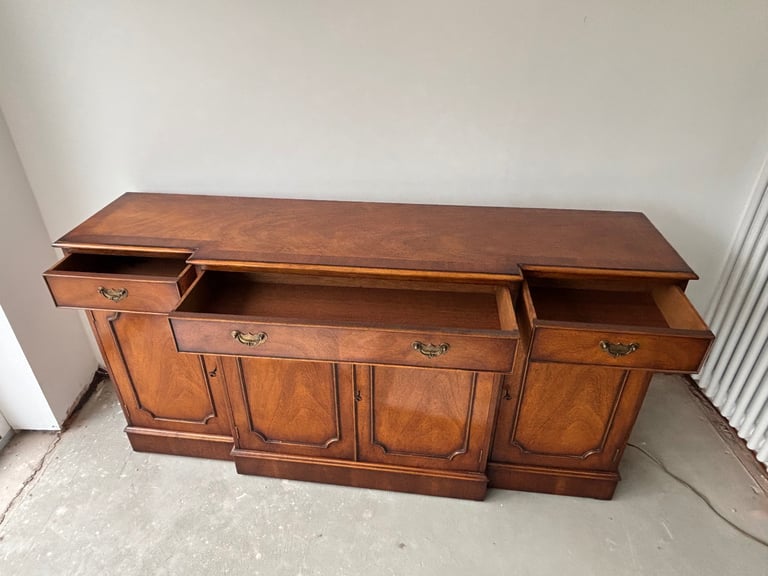 VERY GOOD CONDITION Reproduction Breakfront Mahogany Sideboard