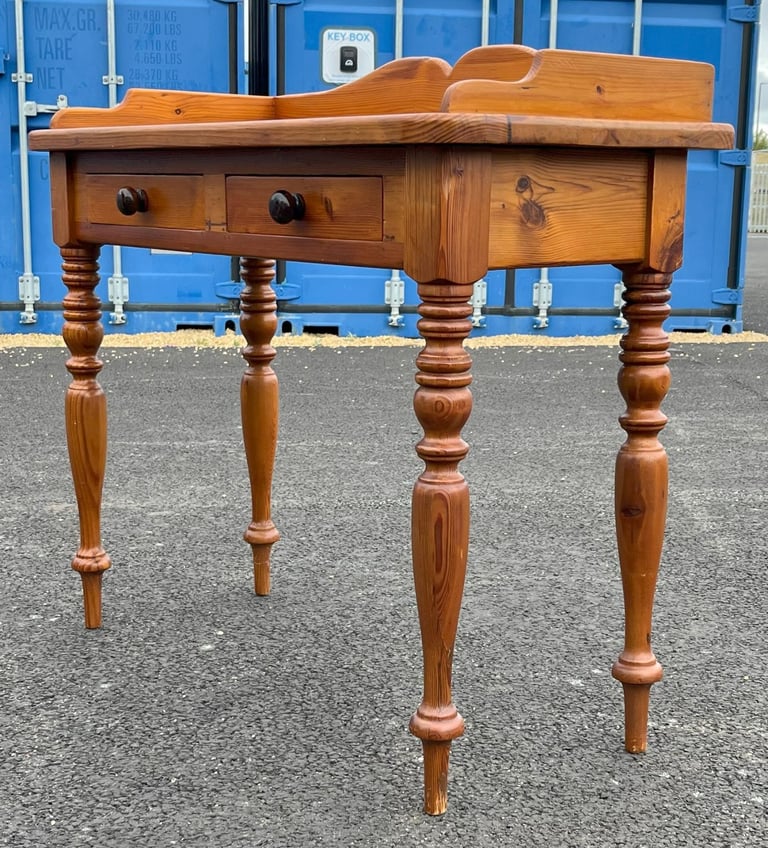 A QUALTY OREGON SOLID PINE CONSOLE TABLE