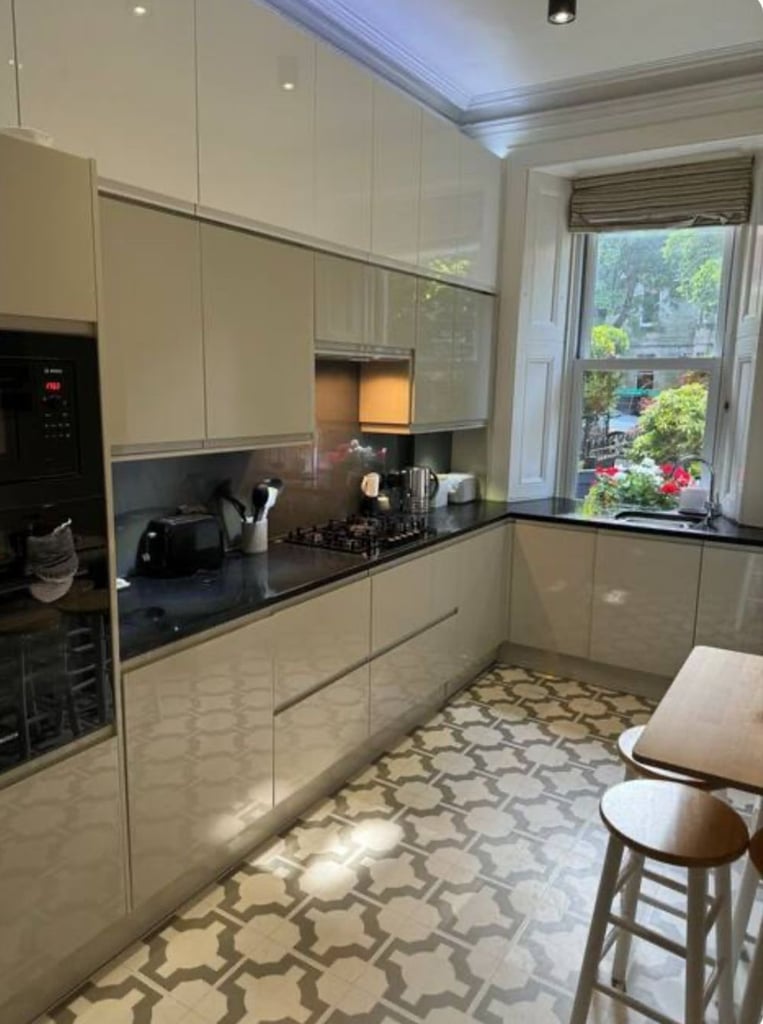 Beautiful Room Available Near Marchmont and Meadows! 