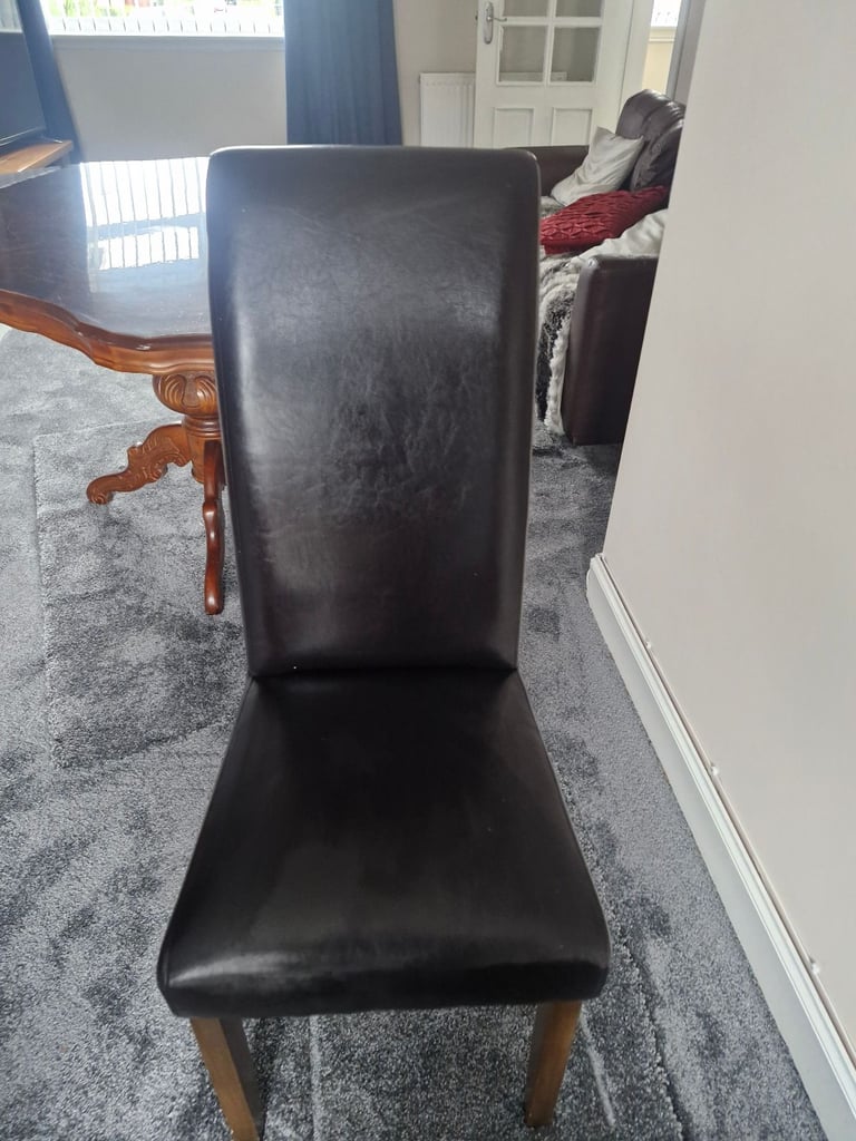 Dining table and 6 chairs 