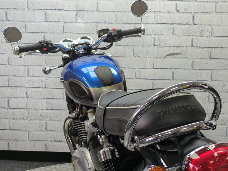 TRIUMPH BONNEVILLE T120, 2021/71, 8,842 MILE WITH FSH, BLUS AND SILVER