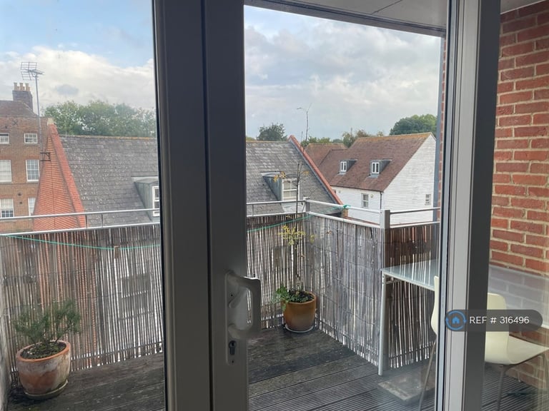 2 bedroom flat in Barton Mill Road, Canterbury, CT1 (2 bed) (#316496)