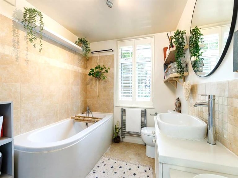 A cozy room in the vibrant area of Tooting Broadway!