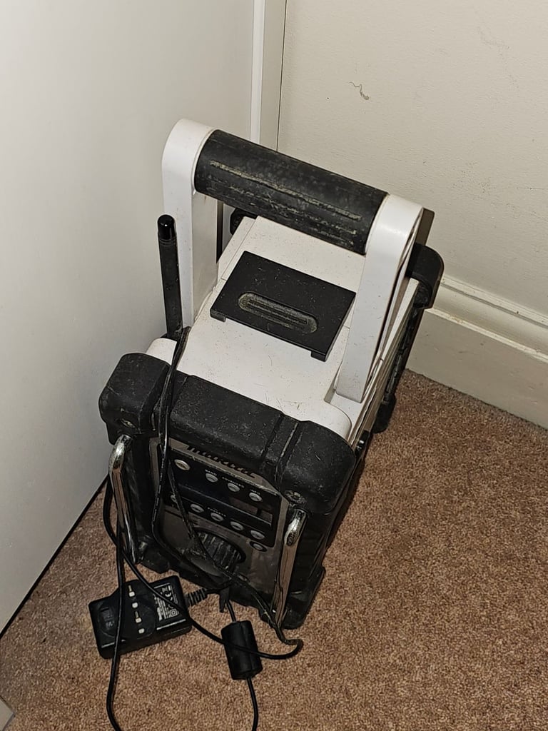  Makita DMR104 DAB/FM Job‑Site Radio – White – Makita DMR110 DAB/FM Site Radio - Barely Used