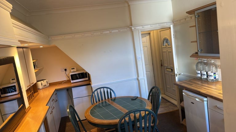 Furnished Single Room – Bills Included, Central Lincoln