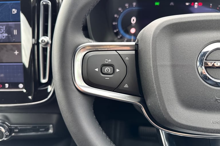 2023 Volvo XC40 2.0 B3 MHEV Plus DCT Auto Euro 6 (s/s) 5dr SUV PETROL Automatic