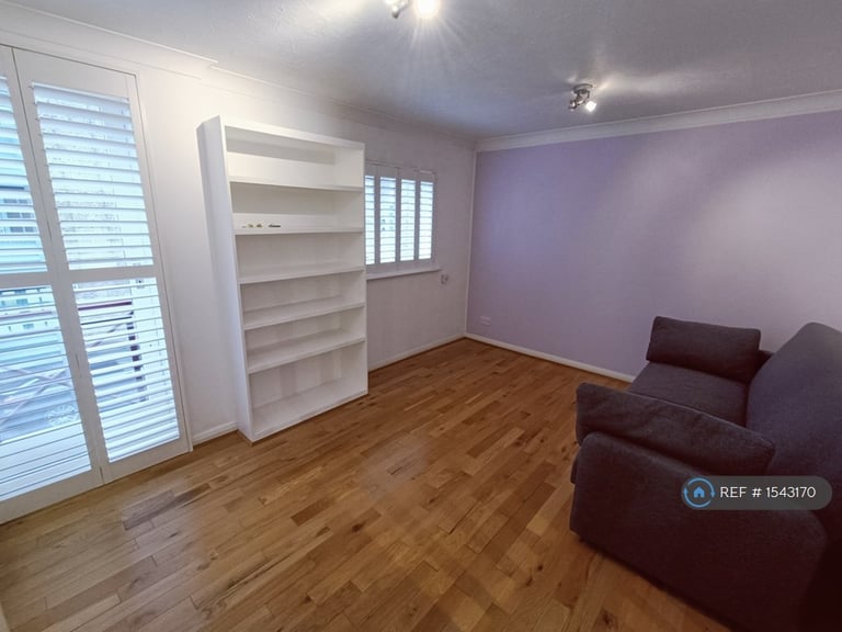 2 bedroom flat in Prospect Place, London, E1W (2 bed) (#1543170)