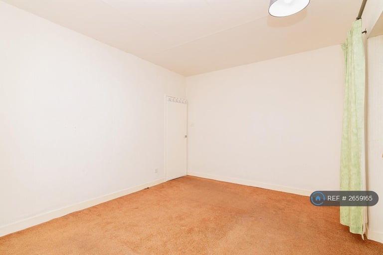 3 bedroom flat in Fieldhead Drive, Glasgow, G43 (3 bed) (#2659165)