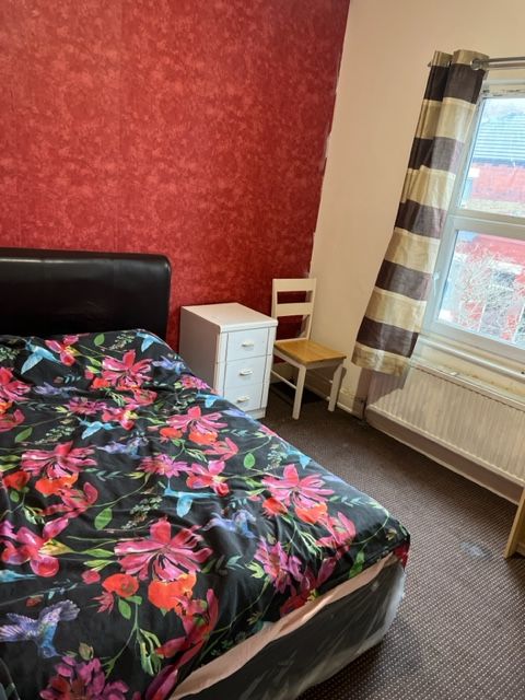 Cosy double room close to center and University. Starts from £135p/w