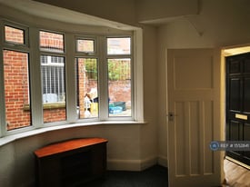 Studio flat in The Crescent, Edlington, Doncaster, DN12 (#1552841)