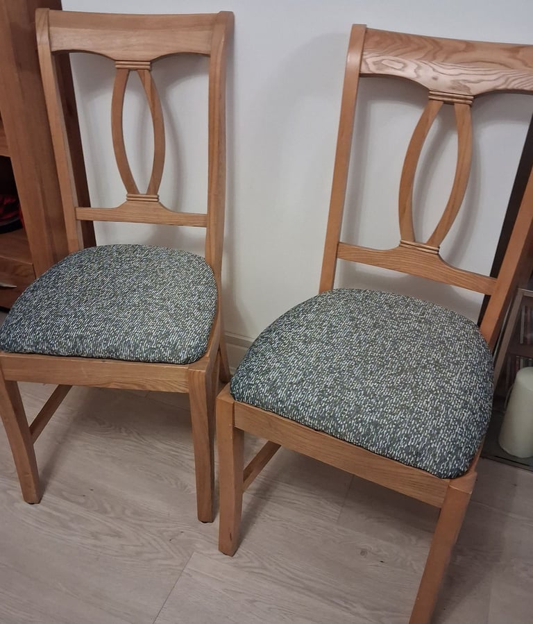 Buxton oak dining table plus set of 4 oak dining chairs 