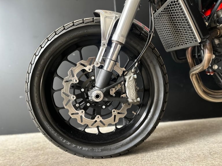 STUNNING LOW MILEAGE 2019/69 CCM SPITFIRE FLAT TRACKER