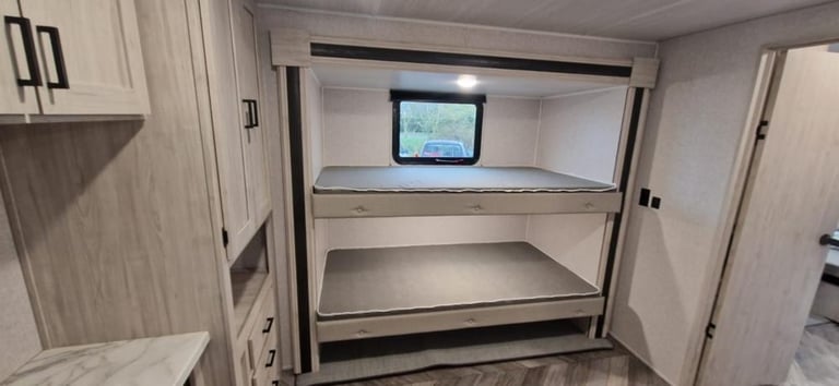 Brand New Forest River East To West Della Terra 323QB American Caravan 5th Wheel