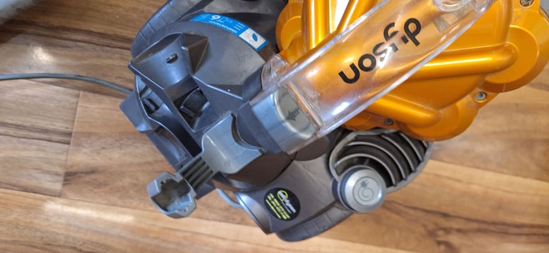 DC19 dyson vacuum cleaner,body & hose and pipe only.very strong 