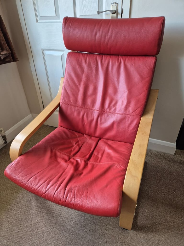 Beautiful POÄNG Armchair in Oak veneer and red leather in excellent condition
