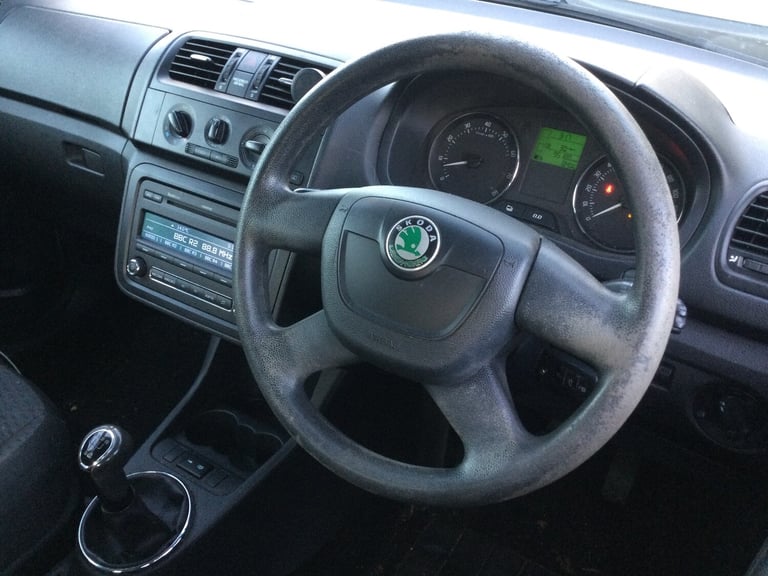 2010 Skoda Fabia 1.2 12V SE 5dr HATCHBACK Petrol Manual - Image 2