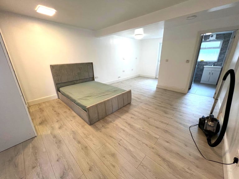image for Newly Renovated Spacious 4/5 Bedrooms semi-detached House in Rainham --Company let Allowed
