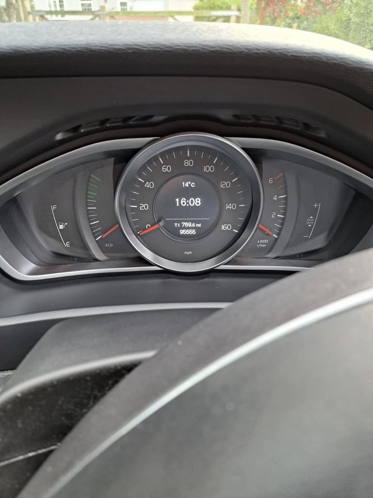 * £20 TAX * 2014 VOLVO V40 1.6 D2 SE DIESEL 6 SPEED MANUAL 5 DOOR HATCHBACK * IMMACULATE CONDITION