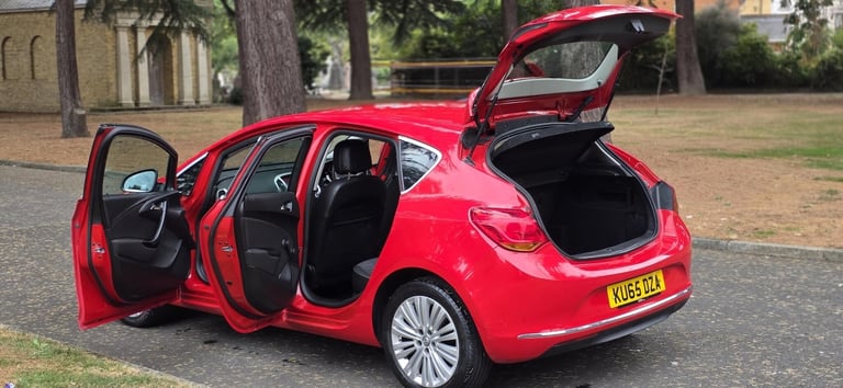 2015 Vauxhall Astra 1.6i Excite Euro 6 5dr HATCHBACK Petrol Manual