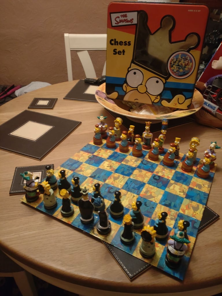 SIMPSONS CHESS SET