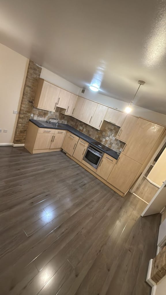 2 bedroom flat in Victoria Court, Stanford-le-Hope, available for rent at £1300.00 per month.