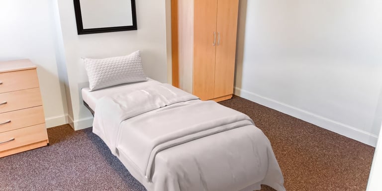 DSS only shared house - 2 mins to shops, quiet house & neighbourhood