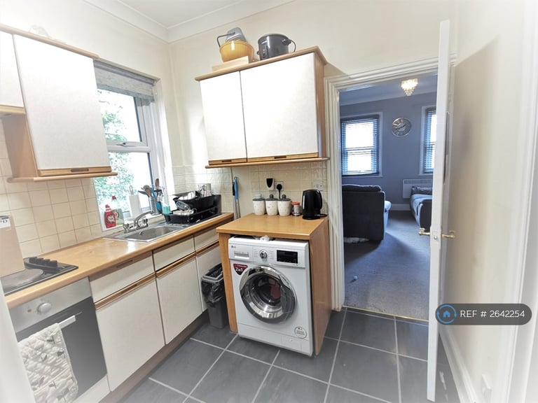2 bedroom flat in School Road Tilehurst, Tilehurst, Reading, RG31 (2 bed) (#2642254)