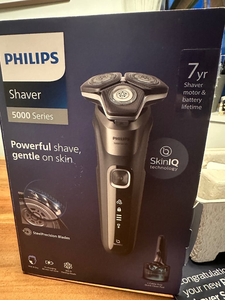 image for Philips 5000 series shaver with clean pod & accessories