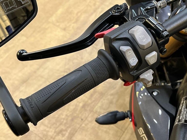 2025 Triumph Speed Triple 1200 RS PREMIUM COLOUR Petrol red 6 Speed