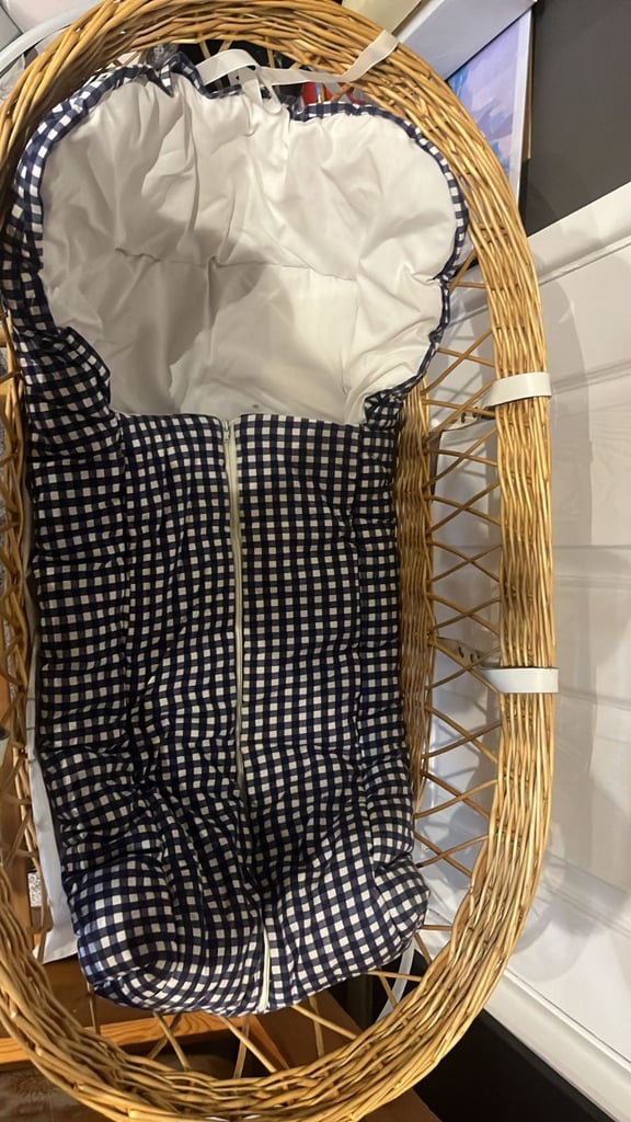 Wicker baby basket with stand