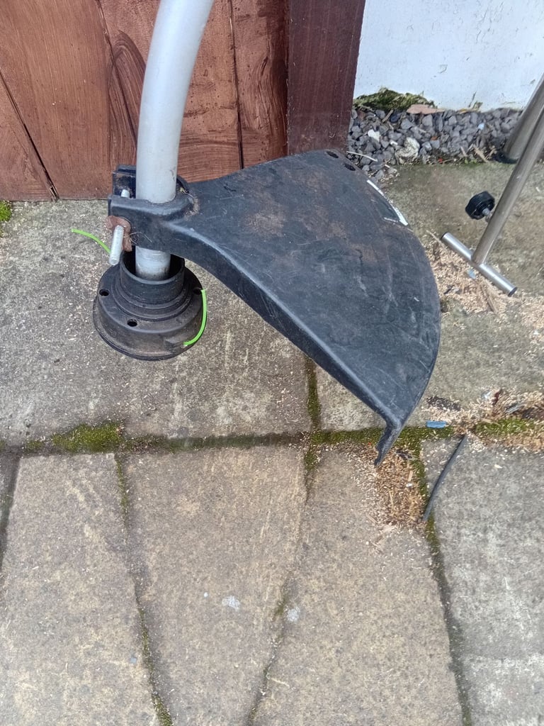  SPEAR AND JACKSON   PETROL STRIMMER    CAN SEE WORKING