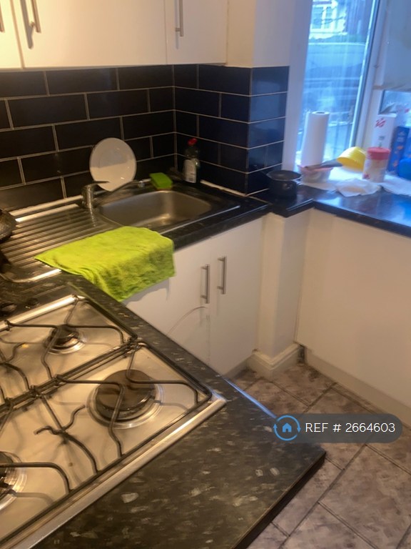 1 bedroom flat in South Norwood Hill, London, SE25 (1 bed) (#2664603)
