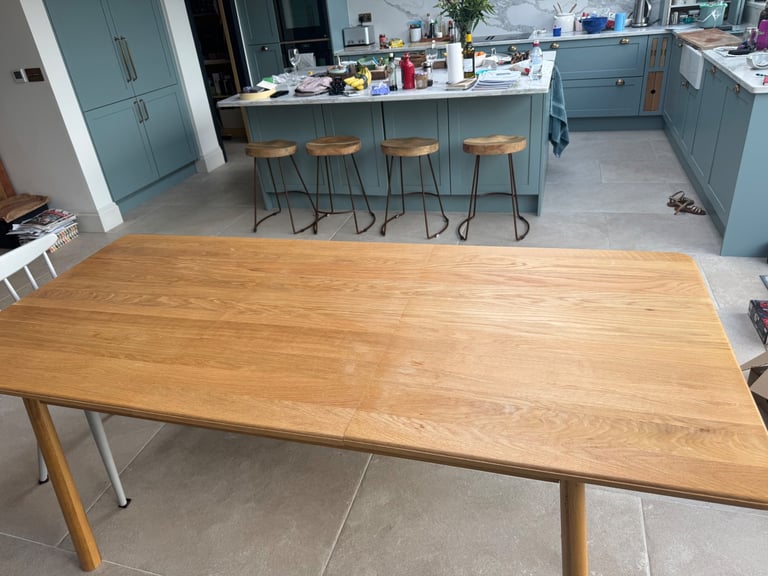 Extending dining table 